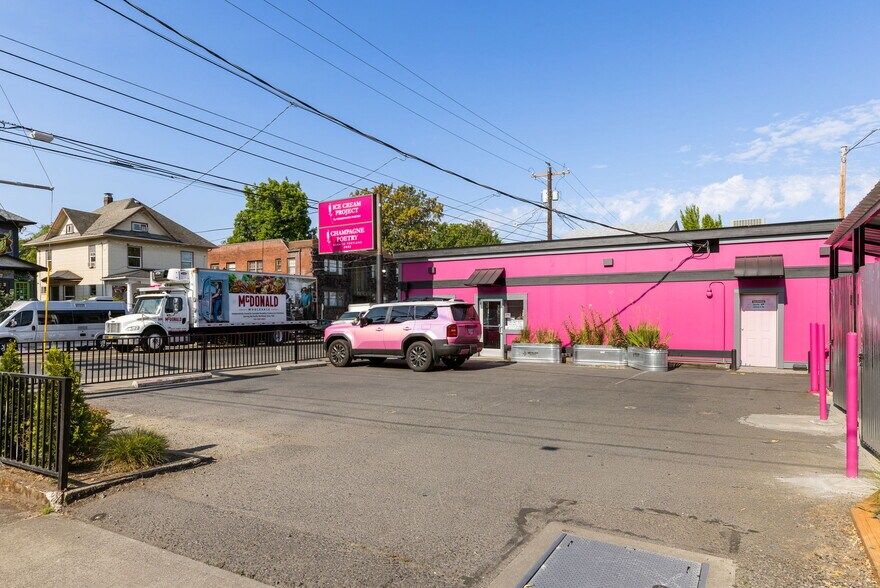 More Photos Of 3341-3343 SE Hawthorne Blvd, Portland Freestanding For Sale
