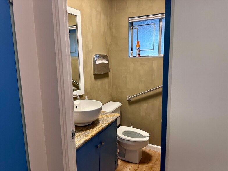 More Photos Of 6227 SE Powell Blvd, Portland Medical For Sale