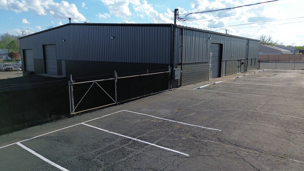 More Photos Of 1401 Fotler St, Springfield Warehouse For Lease