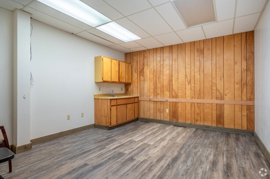 More Photos Of 130 N 1st St, Wausau Storefront Retail Office For Sale