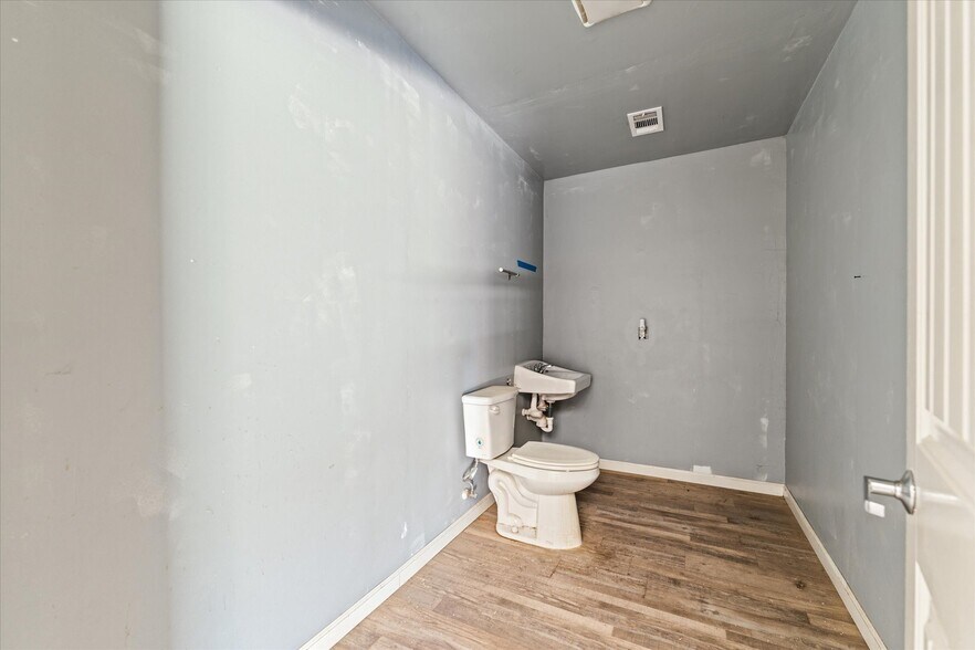 More Photos Of 15811 Manning Dr, Cypress Industrial For Lease