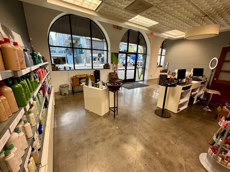 More Photos Of 205 W 6th St, Vancouver Convenience Store For Lease