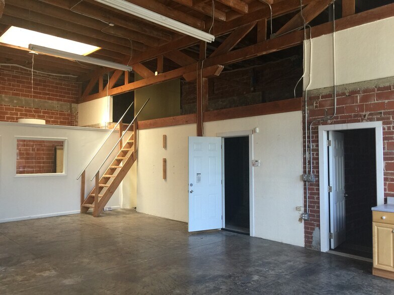 More Photos Of 2295 San Pablo Ave, Berkeley Showroom For Lease