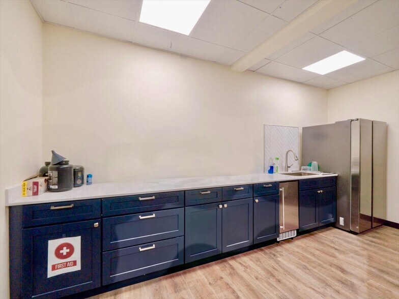 More Photos Of 465 W Commercial St, East Rochester Warehouse For Lease