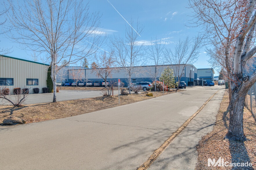More Photos Of 1305-1309 SE Armour Rd, Bend Warehouse For Lease