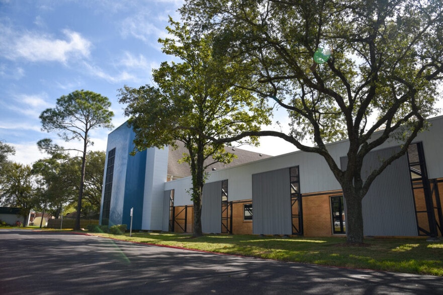 More Photos Of 1411 W Main St, League City Schools For Sale