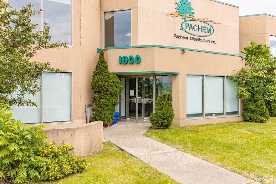 More Photos Of 1800 Rue Michelin, Laval Distribution For Lease
