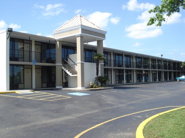 Primary Photo Of 1620 N University Ave, Lafayette Hotel For Sale