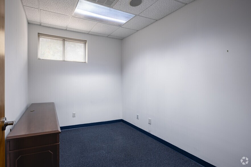 More Photos Of 1037 Chuck Dawley Blvd, Mount Pleasant Office Residential For Lease