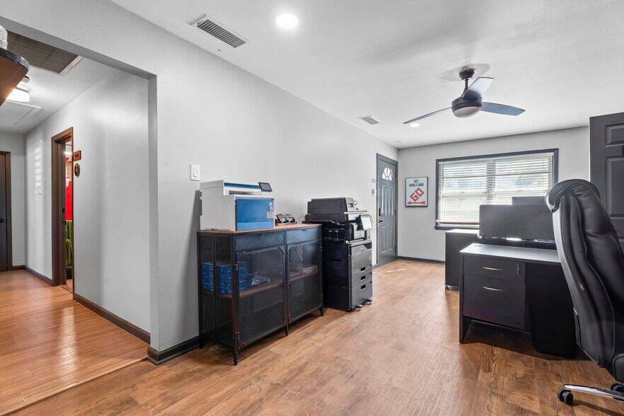 More Photos Of 9902 Franklin Rd, Houston Self Storage For Sale