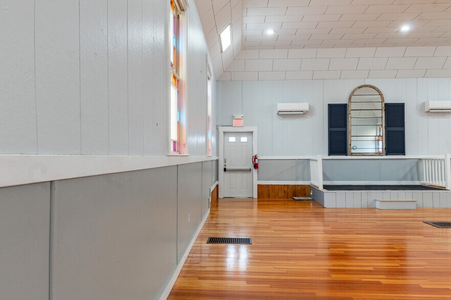 More Photos Of 57 Saco Ave, Old Orchard Beach General Retail For Lease