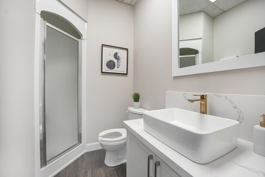 More Photos Of 2155 Dunwin Dr, Mississauga Office Residential For Sale