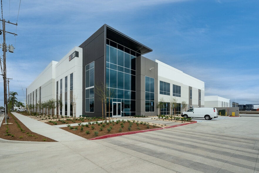 More Photos Of 3071 E Coronado St, Anaheim Warehouse For Lease