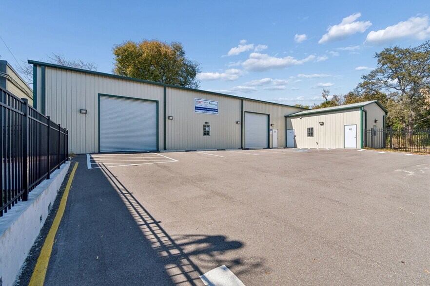 More Photos Of 2820 N 34th St, Tampa Warehouse For Lease