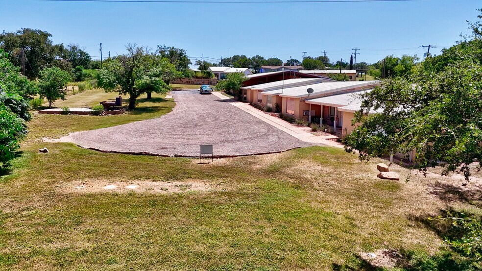 More Photos Of 930 Ranch Road 261, Buchanan Dam Apartments For Sale