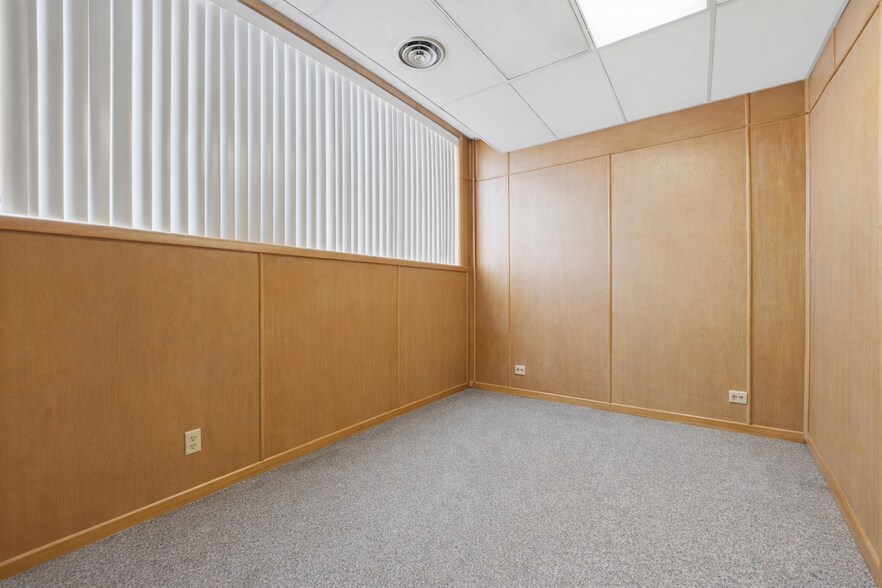 More Photos Of 29 Jarvis St, Fort Erie Office For Sale