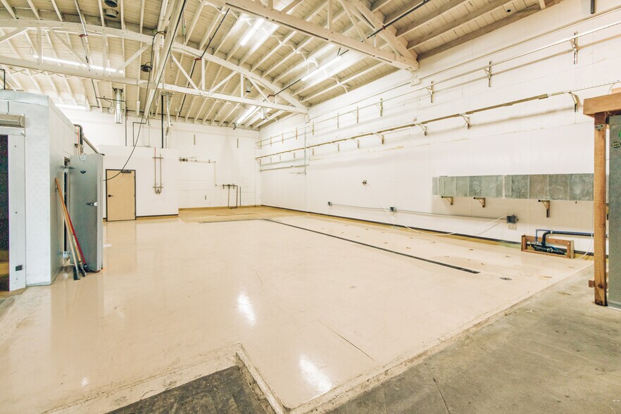 More Photos Of 1001 SE Division St, Portland Freestanding For Sale
