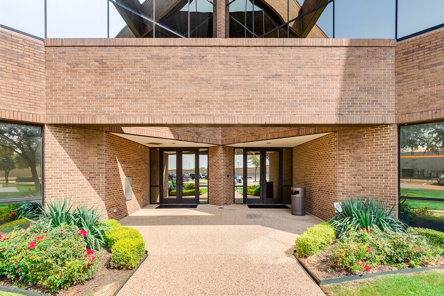 More Photos Of 3301 Airport Fwy, Bedford Office For Lease