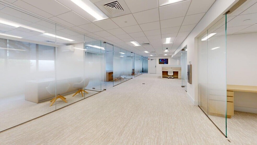More Photos Of 324 Royal Palm Way, Palm Beach Office For Lease