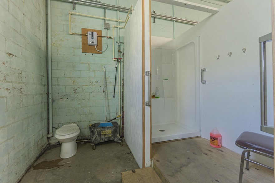 More Photos Of 2415 Church St, Galveston Light Distribution For Lease