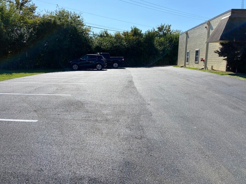 More Photos Of 260 Crossfield Dr, Versailles Light Distribution For Lease