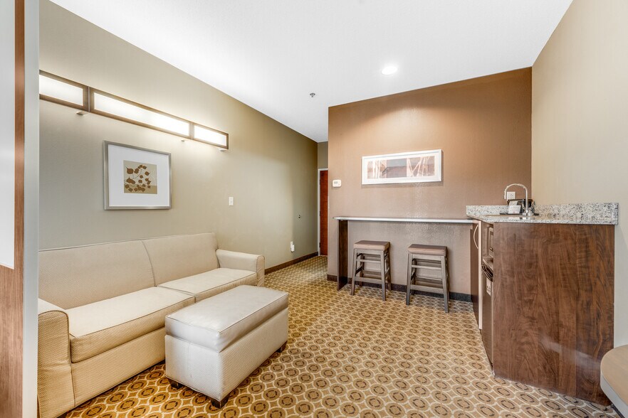 More Photos Of 20 Southland Dr, Fairmont Hotel For Sale