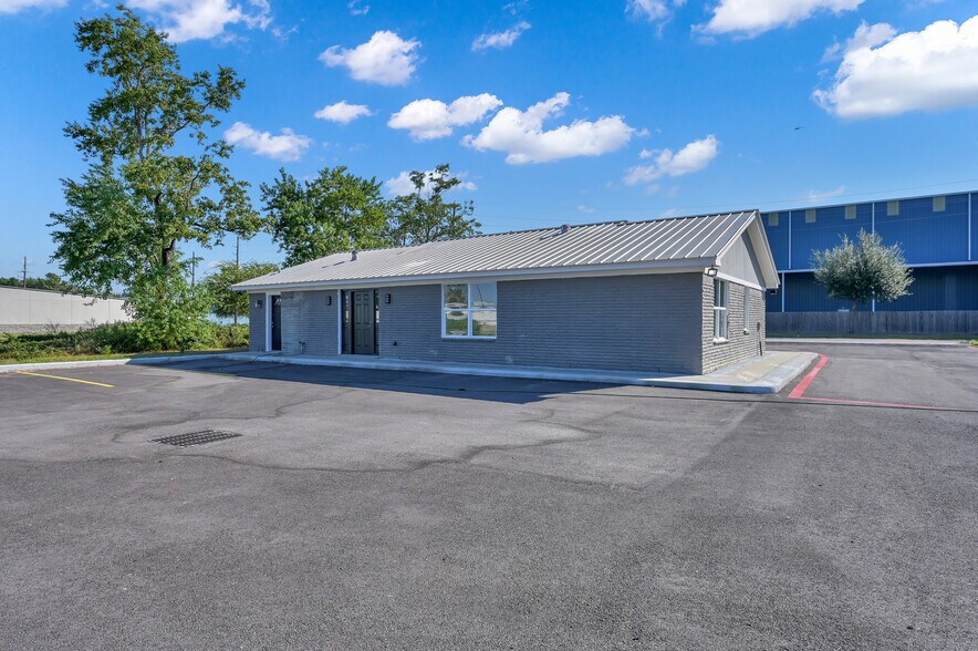 More Photos Of 28011 High Meadow Rd, Tomball Office Residential For Lease