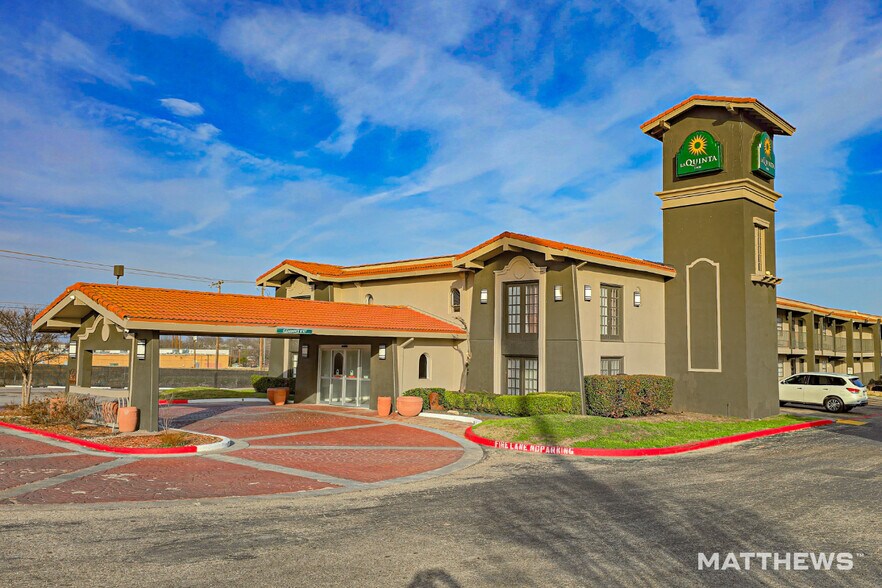 Primary Photo Of 1112 S Fort Hood St, Killeen Hotel For Sale