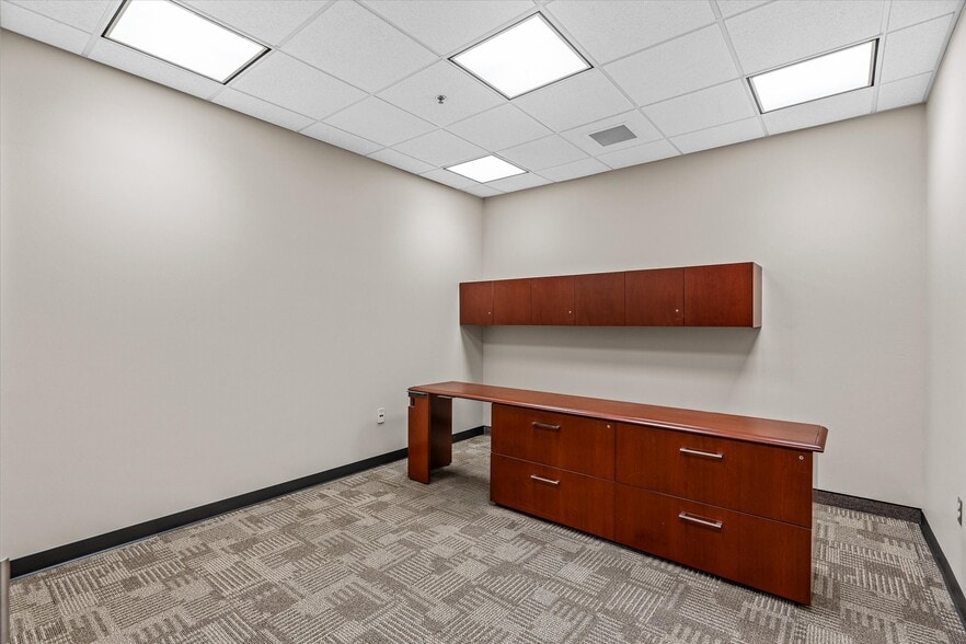 More Photos Of 400 Texas St, Shreveport Office For Sale