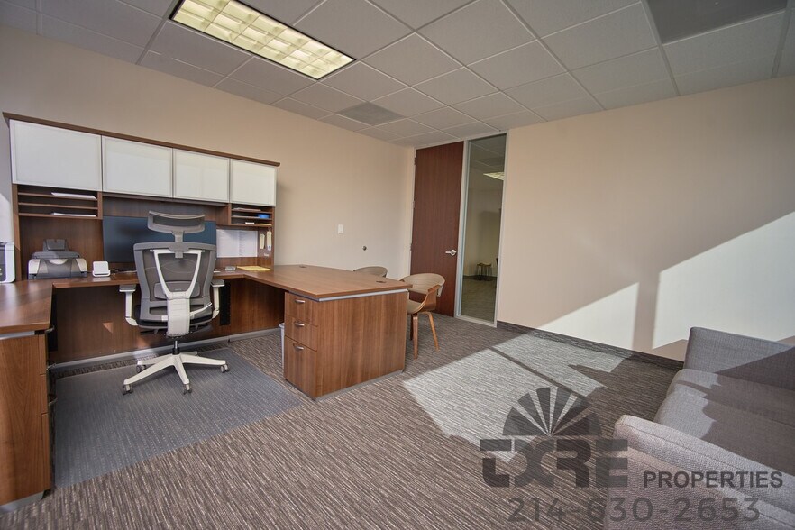 More Photos Of 1250 W Mockingbird Ln, Dallas Office For Lease