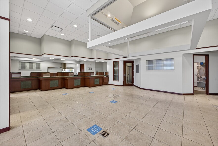 More Photos Of 18031 S Tamiami Trl, Fort Myers Bank For Lease