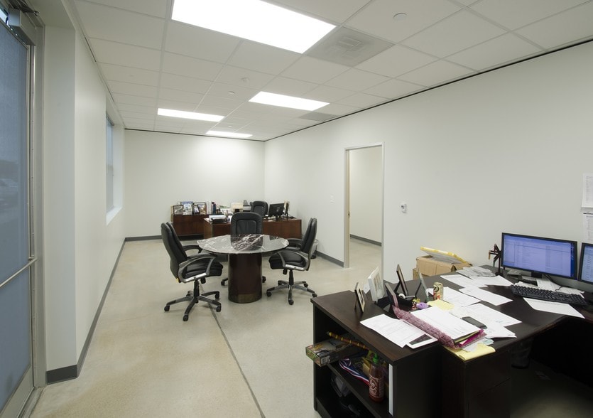 More Photos Of 2710 Reed Rd, Houston Distribution For Lease