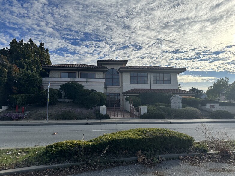 More Photos Of 26385 Carmel Rancho Blvd, Carmel Office For Lease
