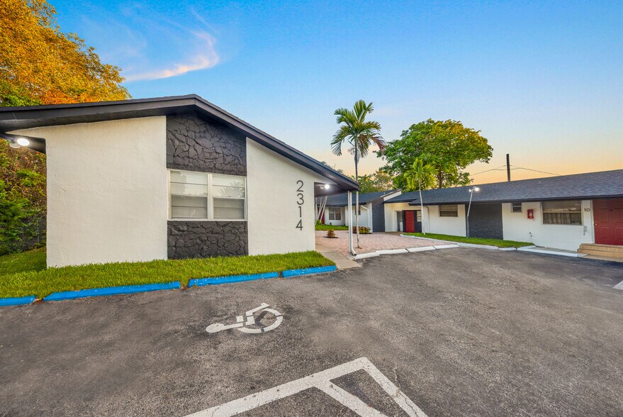 More Photos Of 2314 Polk St, Hollywood Apartments For Sale