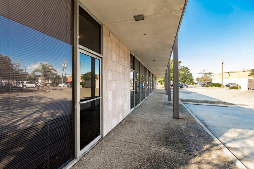 More Photos Of 4950 Government St, Baton Rouge General Retail For Sale