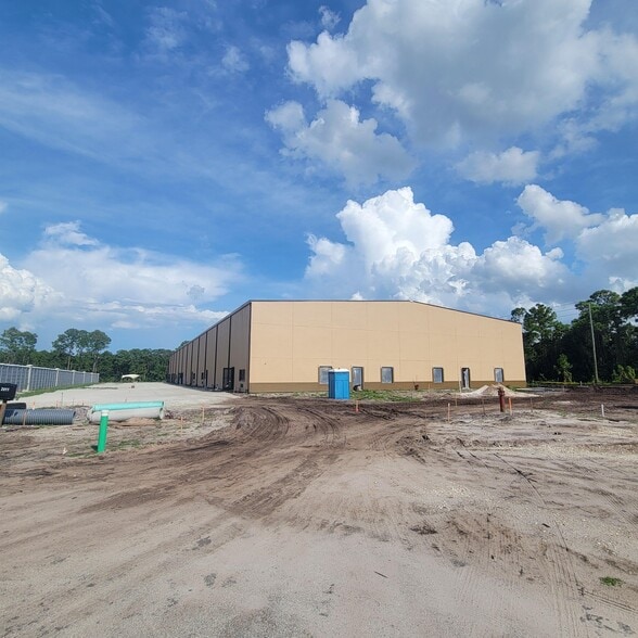 More Photos Of 2011 Commerce Lakes Dr, Port Saint Lucie Warehouse For Lease