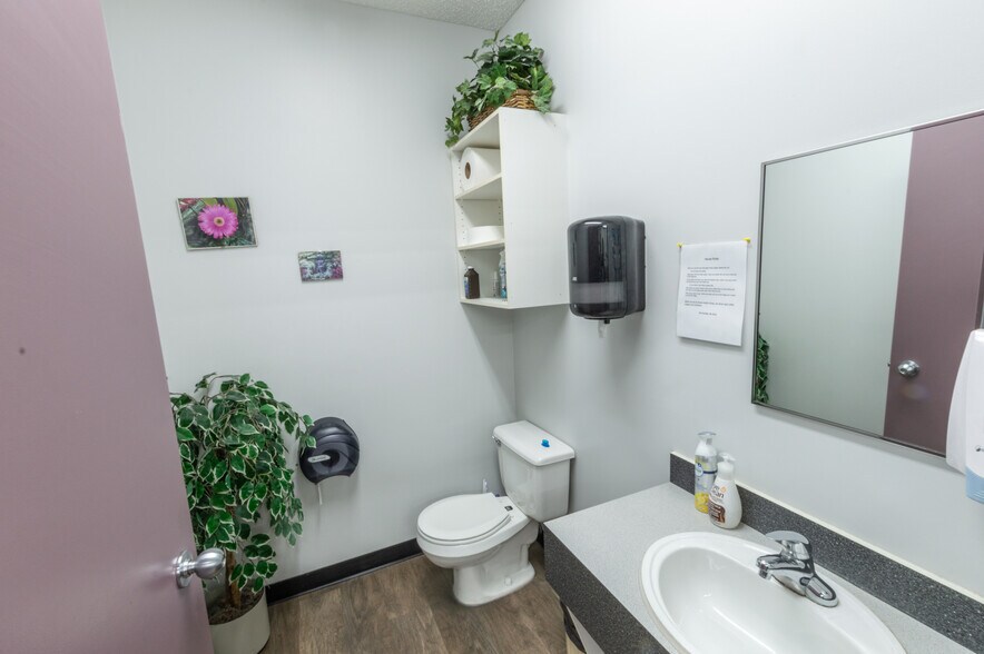 More Photos Of 4602 50 St, Stettler Light Manufacturing For Sale