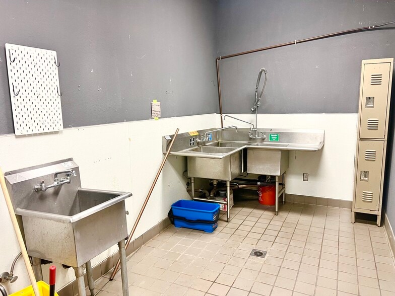 More Photos Of 210 N Western Ave, Los Angeles Storefront For Lease