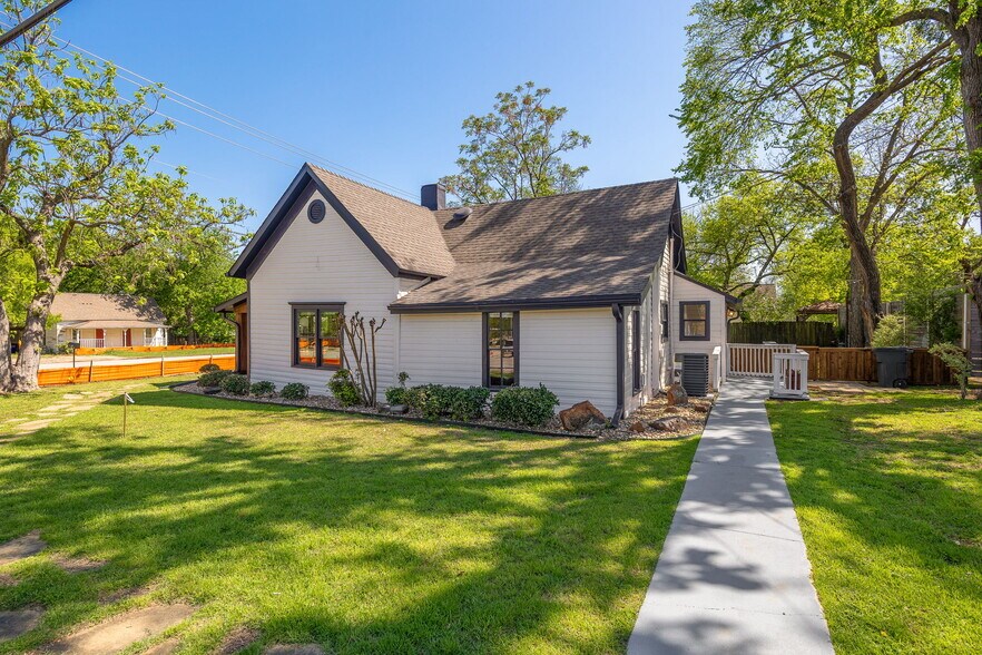 More Photos Of 148 Elm St, Keller Freestanding For Sale