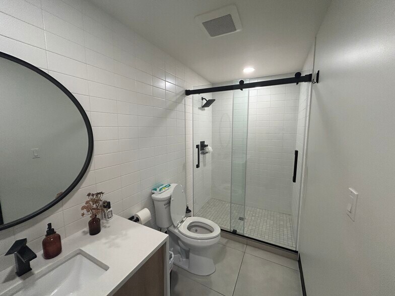 More Photos Of 5615 S Hood Ave, Portland Office For Sale