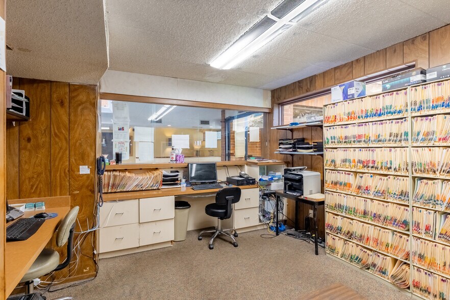 More Photos Of 5601 Victoria Dr, Oak Forest Office For Sale