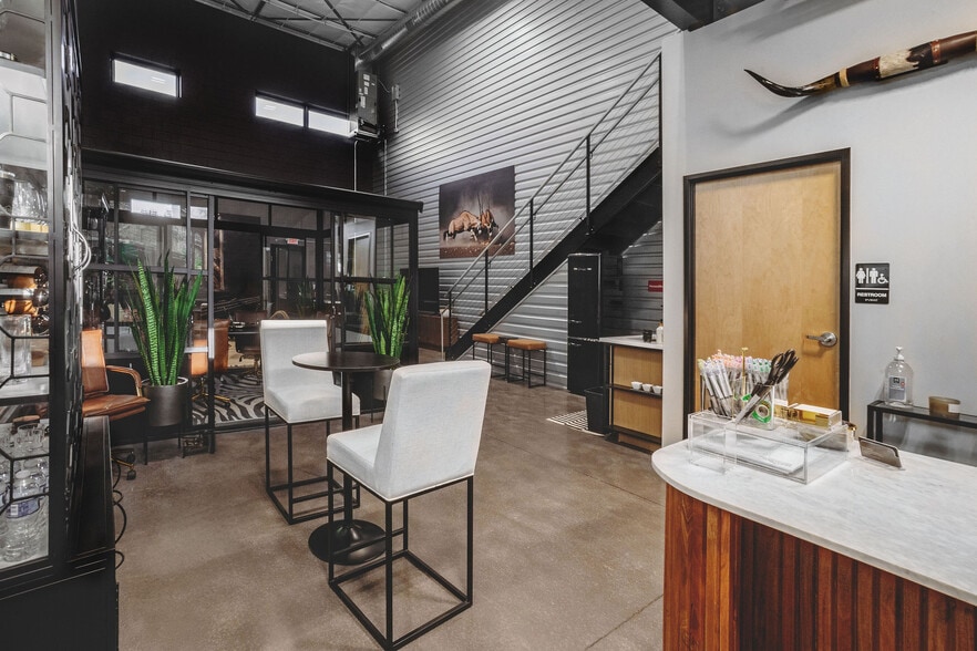 More Photos Of 15431 Fitzhugh Rd, Dripping Springs Showroom For Sale