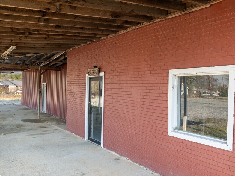 More Photos Of 428 S 3rd Ave, Chatsworth Freestanding For Sale