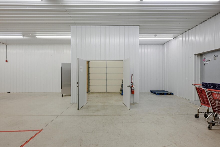 More Photos Of 2307 Missouri Ave, Carthage Light Distribution For Sale