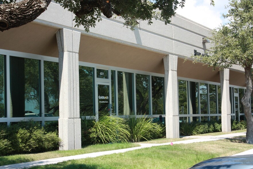 More Photos Of 1101 Arrow Point Dr, Cedar Park Flex For Lease