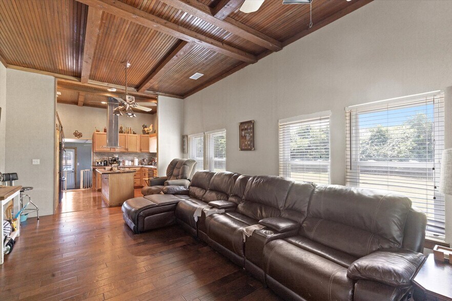 More Photos Of 725 Holmes Dr, Granbury Auto Repair For Sale