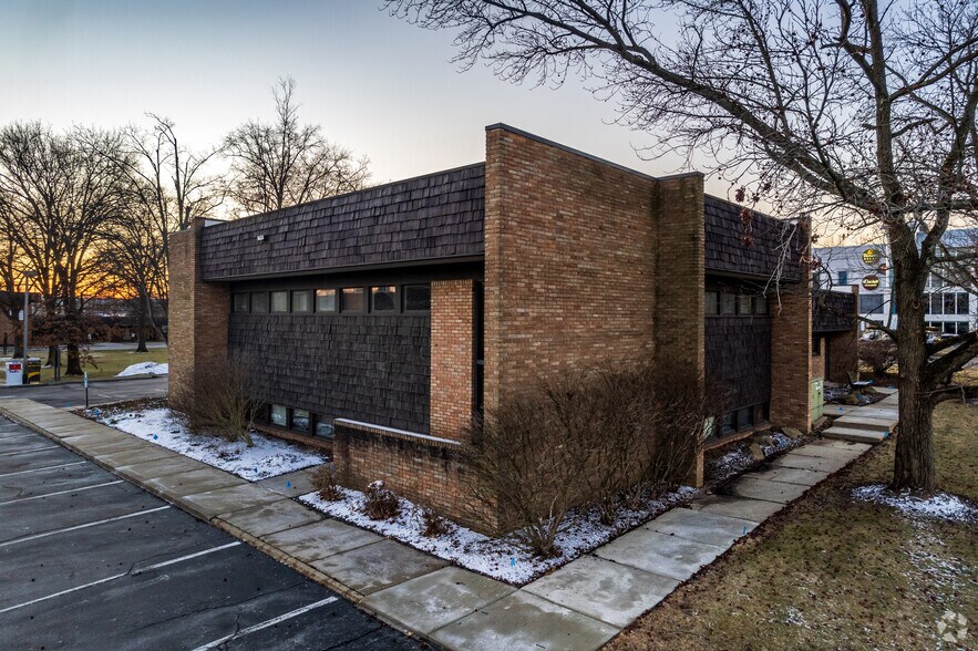 More Photos Of 3843 E Market St, Warren Medical For Lease