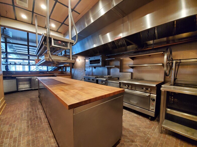 More Photos Of 802-804 W Randolph St, Chicago Storefront Retail Office For Lease