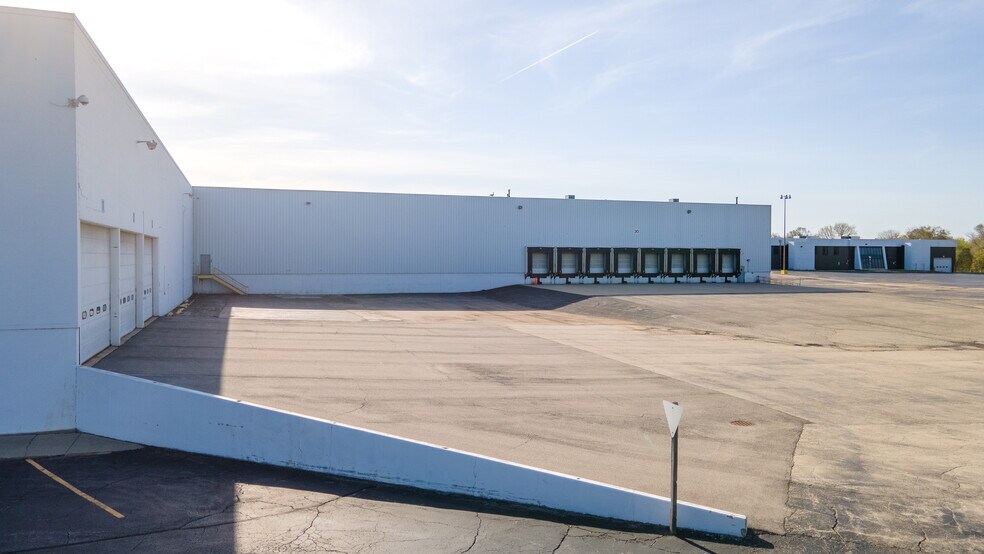 More Photos Of 4000 Auburn St, Rockford Distribution For Lease
