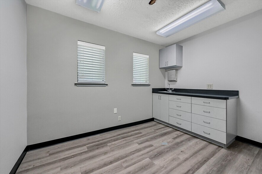 More Photos Of 815 Pecan Grove Rd E, Sherman Medical For Sale